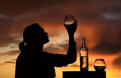 人生兩杯酒:一杯敬過往，一杯敬明天